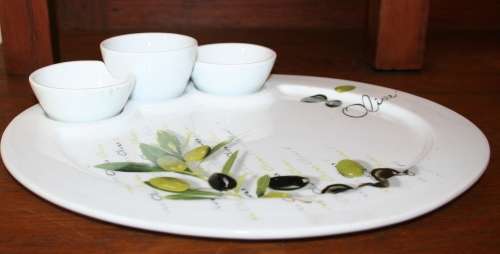 A MAGNIFICENT SNACK PLATER PLATE WITH THREE DIPPING BOWLD FITTING ON TO THE PLATE BEAUTIFUL