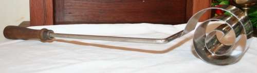 A MAGNIFICENT VINTAGE BATTER FRYING IRON VINTAGE KITCHENALIA