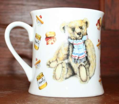 A EXQUISITE MUG DESIGNED BY  THE LEONARDO COLLECTION MADE IN ENGLAND FINE CHINA