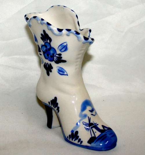 A MAGNIFICENT DELFT DUTCH PORCELAIN SHOE DECORATED WITH THE BEAUTIFUL BLE DELFT COLORS