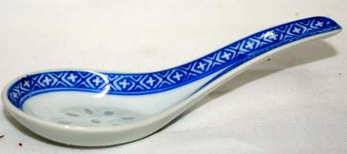 A MAGNIFICENT CHINESE SOUP SPOON WITH LOTS OF DETAIL STUNNING