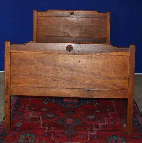 A MAGNIFICENT OAK ANTIQUE SINGLE BED WITH HEAD & FOOD BOARD