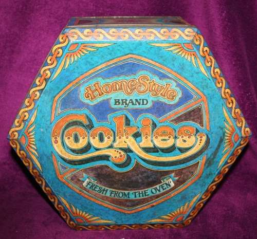 A BEAUTIFUL LARGE HOME STYLE VINTAGE LOOK HOME STYLE COOKIE TIN