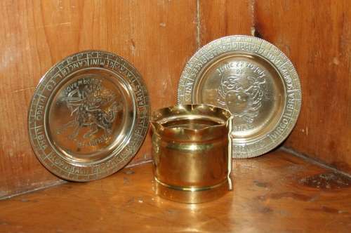 WOW A AMAZING CAPRICORN & GRAB STAR SIGN COLLECTORS PLATE IN BRASS WITH A SMALL BRASS POT