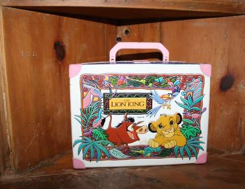 A STUNNING LION KING DISNEY CHILDREN SUITCASE QUITE!!!