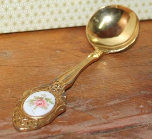 A STUNNING EETRITE 24CT PLATED SUGAR SPOON & PORCELAIN ROSE -