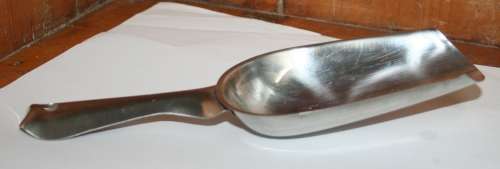 A STUNNING SILVER METAL VINTAGE/ANTIQUE FLOUR SCOOP