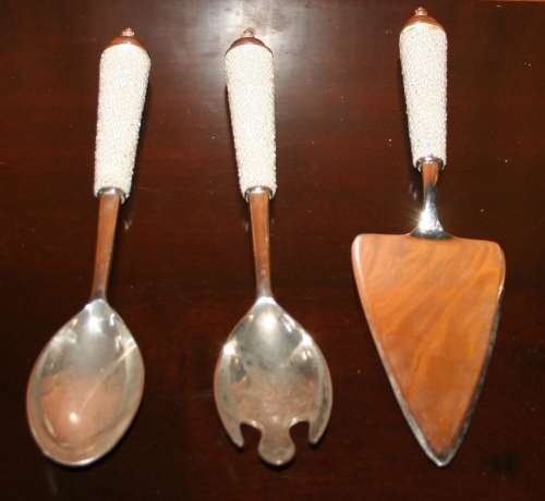 A GORGEOUS SET OF SALAD SPOONS AND A CAKE LIFTER BEAUTIFUL METAL WORK