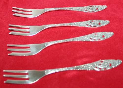 FOUR EXQUISITE EPNS CESVA 90 CAKE FORKS WITH A STUNNING DESIGN