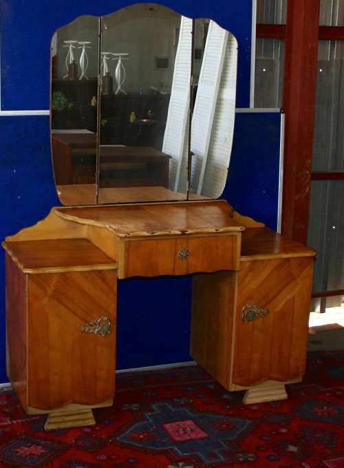 AN AWESOME VINTAGE DRESSING TABLE WITH ALL THREE MIRRORS IN GREAT CONDITION! BEAUTIFUL FURNITURE