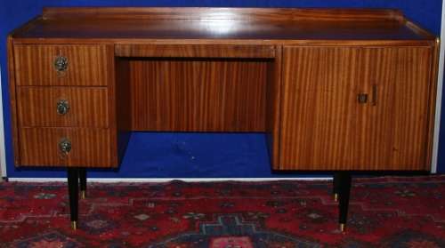 A FANTASTIC 1960'S DESK OR DRESSING TABLE LOVE THE BRASS EDGEDS ON THE VINTAGE LEGS OF THIS PIECE -