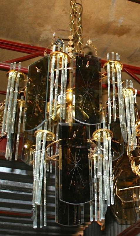A MARVELOUS  LARGE CHANDELIER - GOLD METAL WITH LOTS OF MAGNIFICENT DETAIL STUNNING PIECE