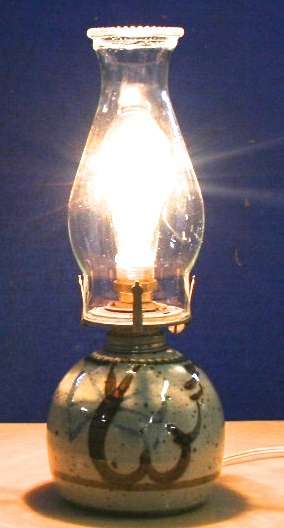 A RUSTIC FARM STYLE POTERY TABLE LAMP LOOK LIKE A OLD PARAFFIN LAMP STUNNING!!!