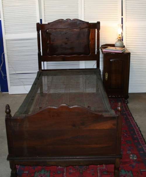 A STUNNING DETAILED SOLLID BALL AND CLAW BED SET w H/BOARD, F/BOARD & BASE IN EXCELLENT CONDITION!