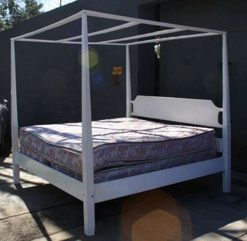 WOW A EXQUISITE FOUR POSTER CALIFORNIA KING SIZE BED - FAMILY SIZE!!!