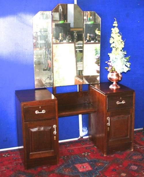 AN AWESOME VINTAGE DRESSING TABLE WITH ALL THREE MIRRORS IN GREAT CONDITION! BEAUTIFUL FURNITURE