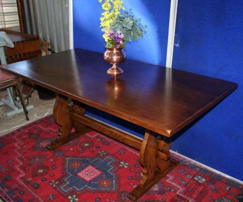 A STUNNING OAK FINISHED DINING ROOM TABLE - WITH BEAUTIFUL ORNATE LEGS