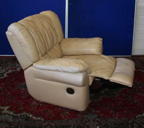 A EXQUISITE ELLEZA MILANO CREAM LEATHER LAZY BOY/ RECLINER QUALITY FURNITURE