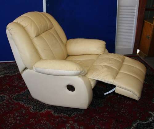 A EXQUISITE ELLEZA MILANO CREAM LEATHER LAZY BOY/ RECLINER - TURNING AND ROCKING QUALITY FURNITURE