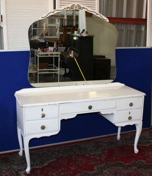 A EXQUISITE VINTAGE WHITE QUEEN ANN DRESSING TABLE WITH 5 DRAWERS LOTS OF DETAIL. STUNNING!!!