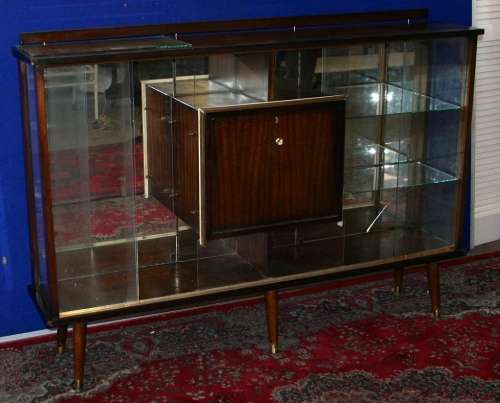 A WONDERFUL VINTAGE 1960'S SHOWCASE/CABINET WITH TWO SHELVES AND SLIDING GLASS DOORS WITH A DRINKS C