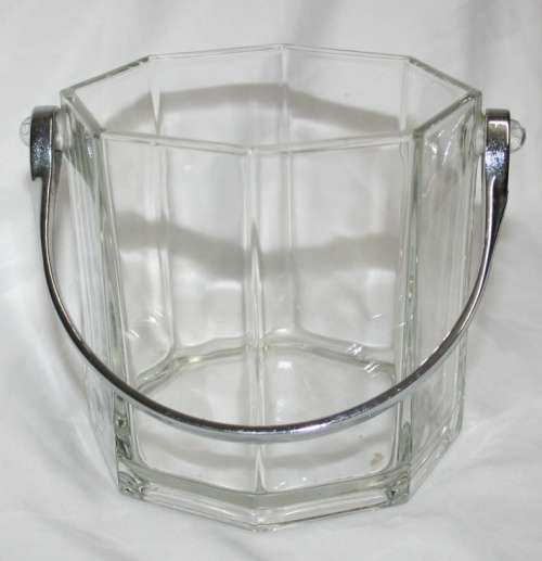 A EXQUISITE ICE BUCKET - STUNNING GLASS WITH A SILVER HANDLE - STYLISH