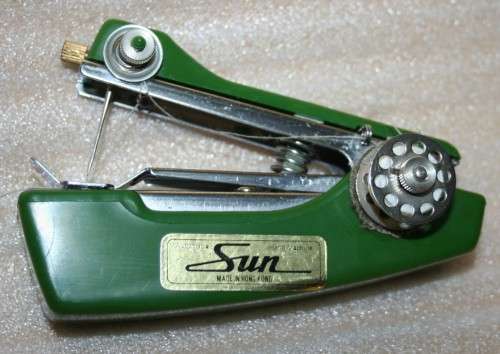 WOW A STUNNING VINTAGE HAND OPERATED SEWING MACHINE MADE BY SUN