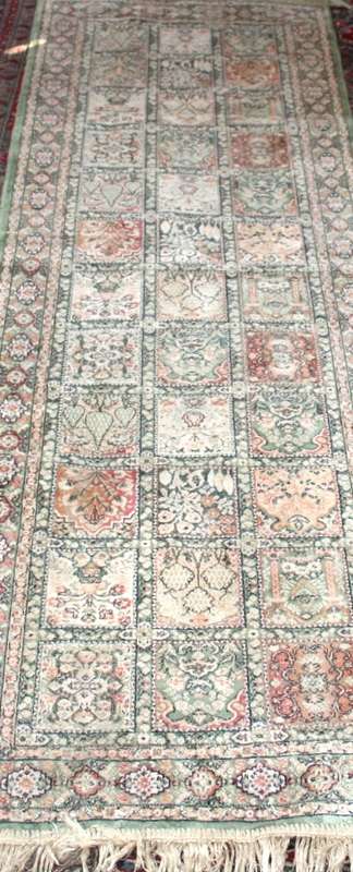A MAGNIFICENT TWO METER CARPET RUNNER WITH A GORGEOUS DESIGN!!!!