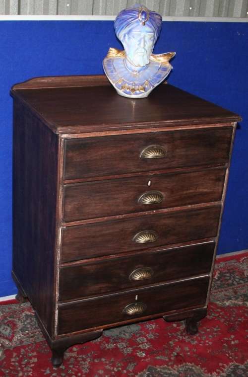 A FANTASTIC VINTAGE FIVE DRAWER CHEST OF DRAWERS RESTING ON BEAUTIFUL QUEEN AAN LEGS!!!