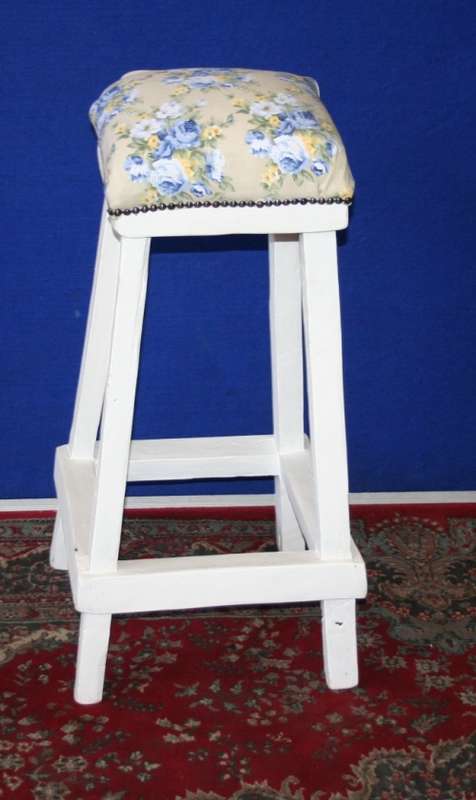 A GORGEOUS TALL SHABBY CHIC BAR OR KITCHEN STOEL