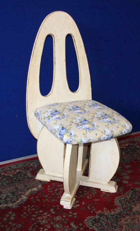A GORGEOUS LARGE SHABBY CHIC CHAIR WITH A FANTASTIC DIFFERENT SHAPE