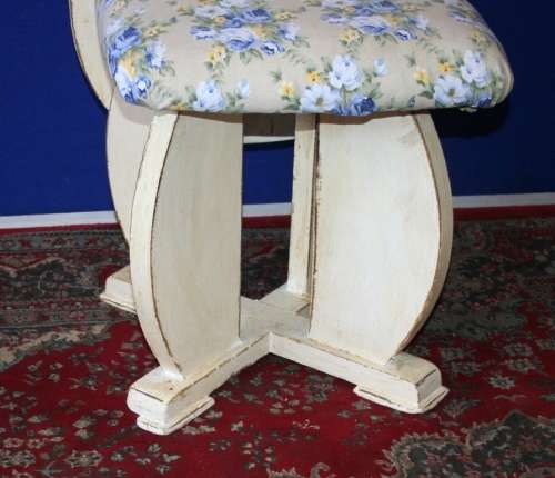 A GORGEOUS LARGE SHABBY CHIC CHAIR WITH A FANTASTIC DIFFERENT SHAPE