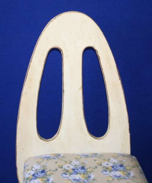 A GORGEOUS LARGE SHABBY CHIC CHAIR WITH A FANTASTIC DIFFERENT SHAPE