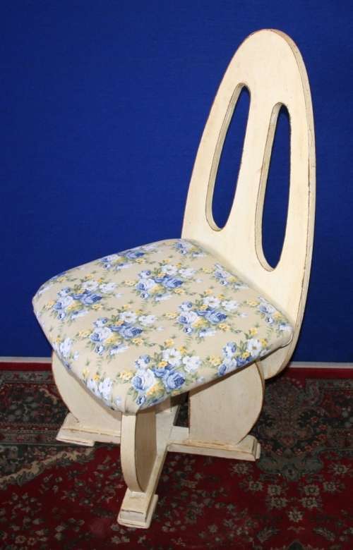 A GORGEOUS LARGE SHABBY CHIC CHAIR WITH A FANTASTIC DIFFERENT SHAPE