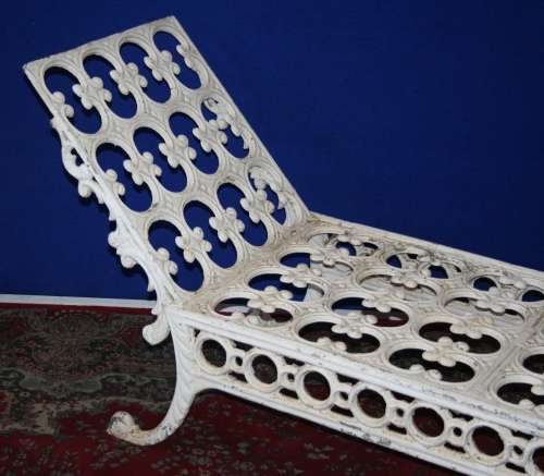A FANTASTIC LARGE CASTE ALUMINUM LOUNGER STYLISH GARDEN FURNITURE
