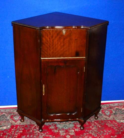 A STUNNING QUEEN ANNE CORNER UNIT WILL MAKE A FANTASTIC LIQOUR CUPBOARD