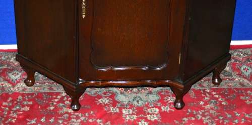 A STUNNING QUEEN ANNE CORNER UNIT WILL MAKE A FANTASTIC LIQOUR CUPBOARD