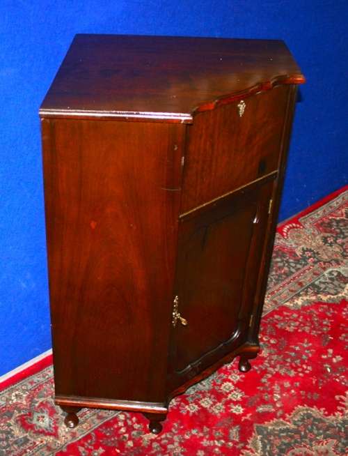 A STUNNING QUEEN ANNE CORNER UNIT WILL MAKE A FANTASTIC LIQOUR CUPBOARD