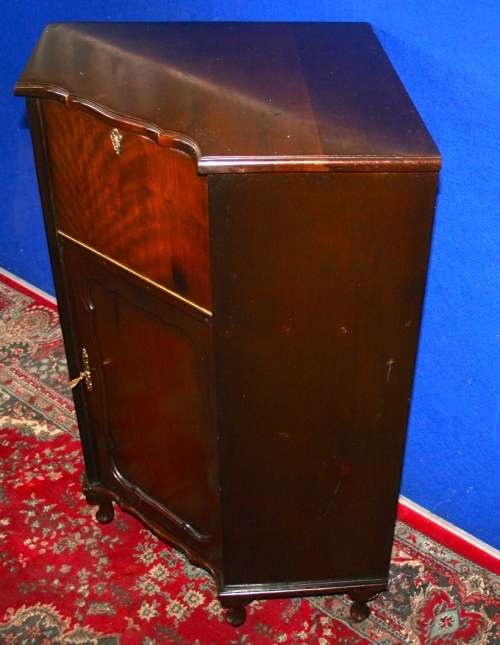 A STUNNING QUEEN ANNE CORNER UNIT WILL MAKE A FANTASTIC LIQOUR CUPBOARD
