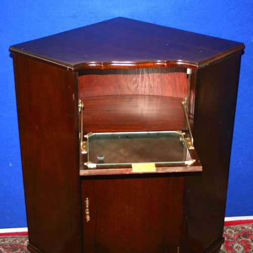 A STUNNING QUEEN ANNE CORNER UNIT WILL MAKE A FANTASTIC LIQOUR CUPBOARD