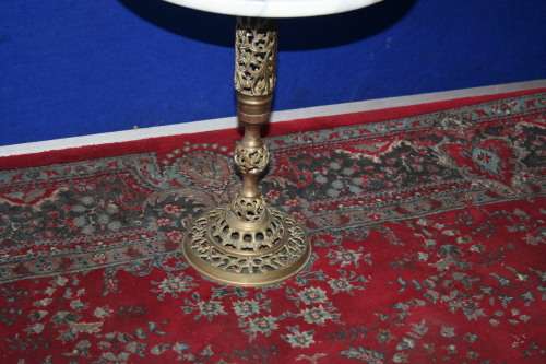 A EXQUISITE MARBLE & BRASS SIDE TABLE - STUNNING TABLE