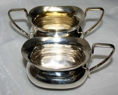 A stylish - Sheffield Sugar bowl & Milk creamer.THE CUTLERS COMPANY 1836 VINERS OF SHEFFIELD ENGLAND