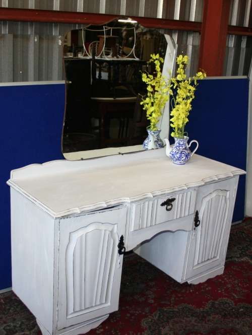 A GORGEOUS SHABBY CHIC DRESSING TABLE WITH TWO DOORS & 1 DRAWER STUNNING CONTRY COTAGE FURNITURE!!!!