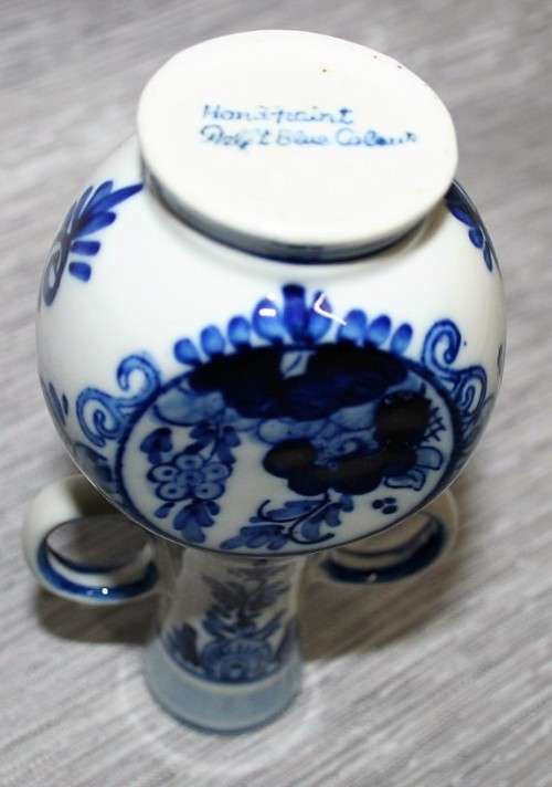 A STUNNING DELFT VASE WITH TWO HANDLES ON THE SIDE  - HOLLAND - HAND PAINTED - DELFT BLUE COLLECTION