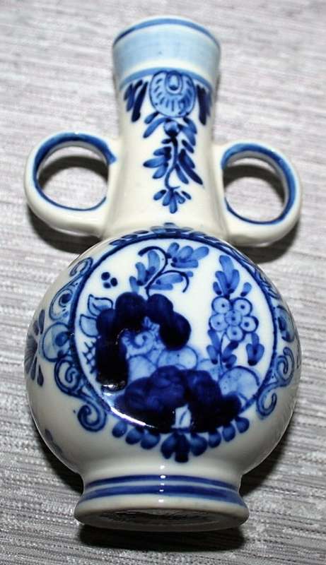 A STUNNING DELFT VASE WITH TWO HANDLES ON THE SIDE  - HOLLAND - HAND PAINTED - DELFT BLUE COLLECTION