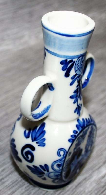 A STUNNING DELFT VASE WITH TWO HANDLES ON THE SIDE  - HOLLAND - HAND PAINTED - DELFT BLUE COLLECTION