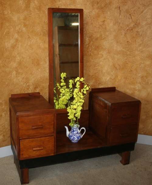 A SPECTACULAR VINTAGE/ANTIQUE DRESSING TABLE WITH AMPLE SPACE TO USE - FANTASTIC RETRO FURNITURE