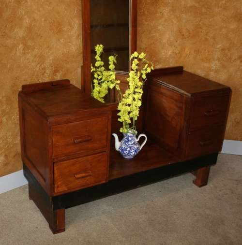 A SPECTACULAR VINTAGE/ANTIQUE DRESSING TABLE WITH AMPLE SPACE TO USE - FANTASTIC RETRO FURNITURE