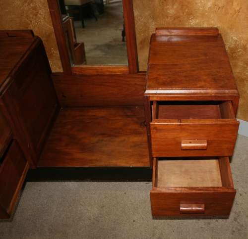 A SPECTACULAR VINTAGE/ANTIQUE DRESSING TABLE WITH AMPLE SPACE TO USE - FANTASTIC RETRO FURNITURE