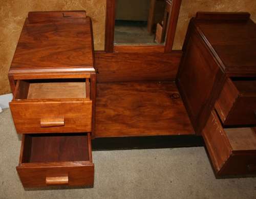 A SPECTACULAR VINTAGE/ANTIQUE DRESSING TABLE WITH AMPLE SPACE TO USE - FANTASTIC RETRO FURNITURE